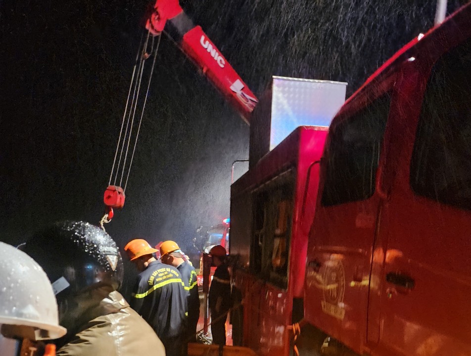 Video hiện trường xe khách chở 22 người lao xuống vực tuyến La Sơn -Túy Loan, 2 người tử vong- Ảnh 2.