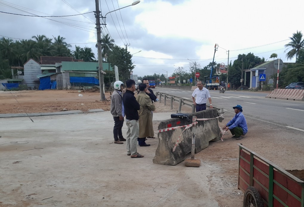 Công trình của Ban QLDA thị xã Hoài Nhơn (Bình Định) thi công đấu nối trái phép vào QL1- Ảnh 3. Công trình của Ban QLDA thị xã Hoài Nhơn (Bình Định) thi công đấu nối trái phép vào QL1- Ảnh 3.