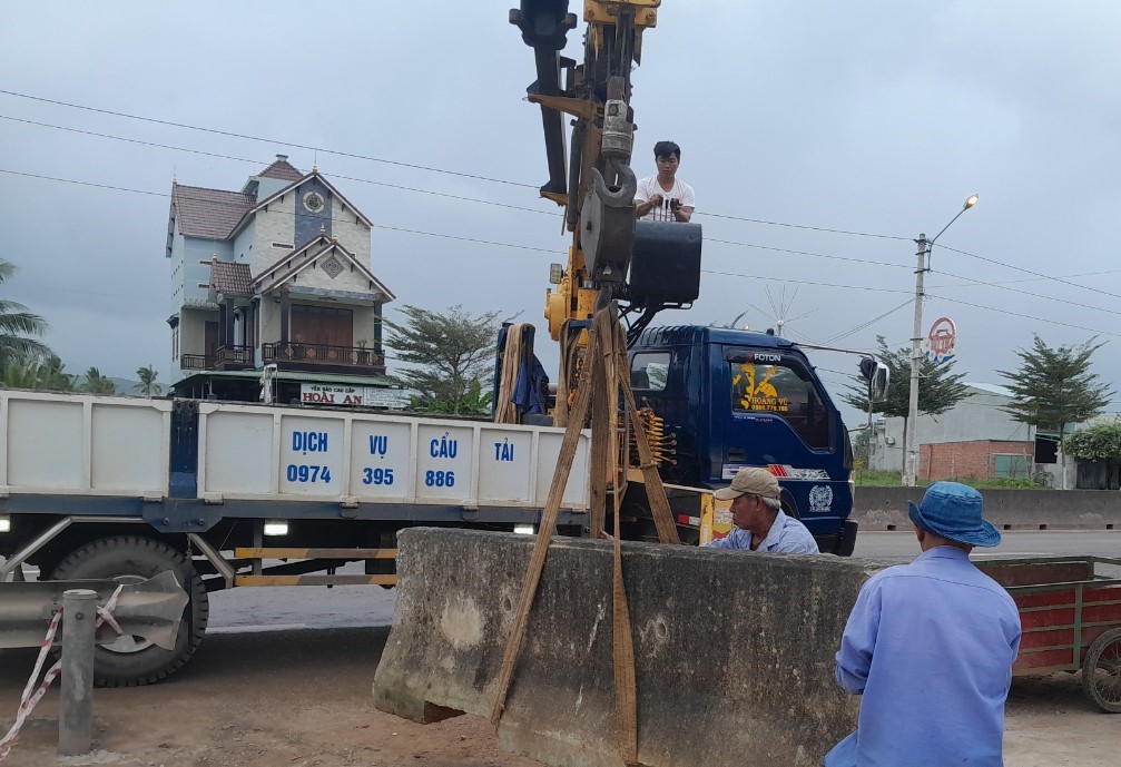 Công trình của Ban QLDA thị xã Hoài Nhơn (Bình Định) thi công đấu nối trái phép vào QL1- Ảnh 4. Công trình của Ban QLDA thị xã Hoài Nhơn (Bình Định) thi công đấu nối trái phép vào QL1- Ảnh 4.