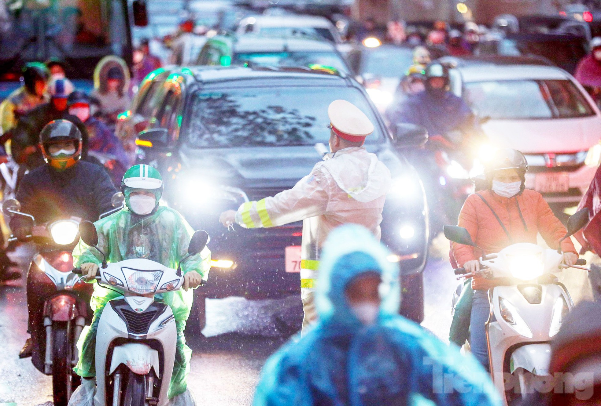 Cận cảnh CSGT bám đường tuần tra, phân luồng trong mưa rét thấu xương- Ảnh 11.