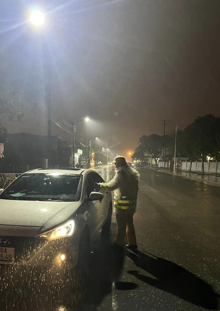 Cận cảnh CSGT bám đường tuần tra, phân luồng trong mưa rét thấu xương- Ảnh 2.