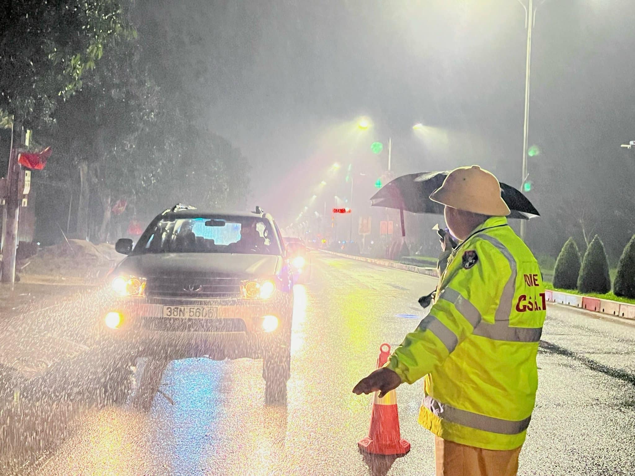 Cận cảnh CSGT bám đường tuần tra, phân luồng trong mưa rét thấu xương- Ảnh 3.