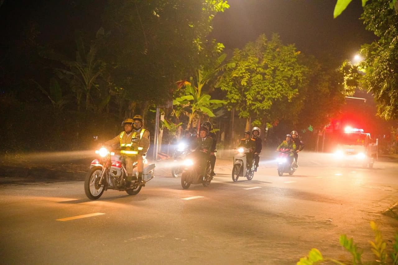 Cận cảnh CSGT bám đường tuần tra, phân luồng trong mưa rét thấu xương- Ảnh 4.