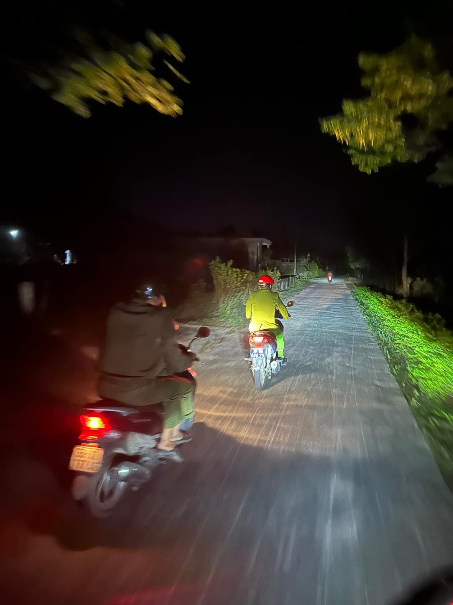 Cận cảnh CSGT bám đường tuần tra, phân luồng trong mưa rét thấu xương- Ảnh 6.