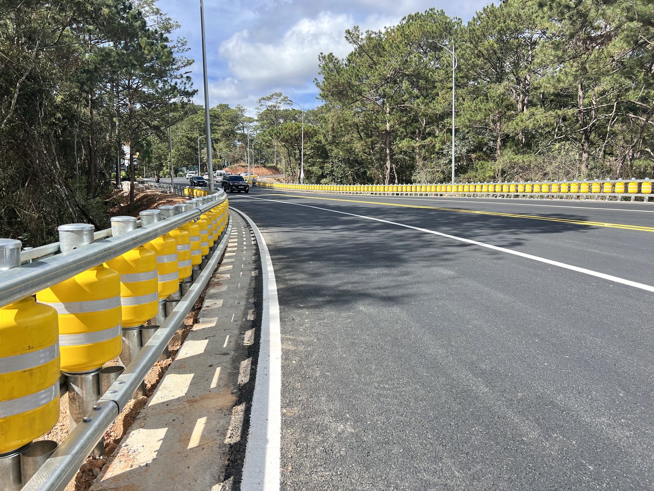 Từ vụ xe khách lao xuống vực ở Đà Nẵng, nhìn lại công nghệ hộ lan bánh xoay giúp giảm TNGT đường đèo dốc- Ảnh 6.