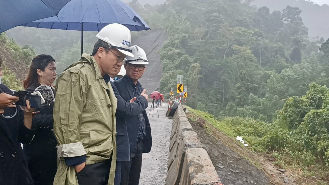 Từ vụ xe khách lao xuống vực ở Đà Nẵng, nhìn lại công nghệ hộ lan bánh xoay giúp giảm TNGT đường đèo dốc- Ảnh 1.