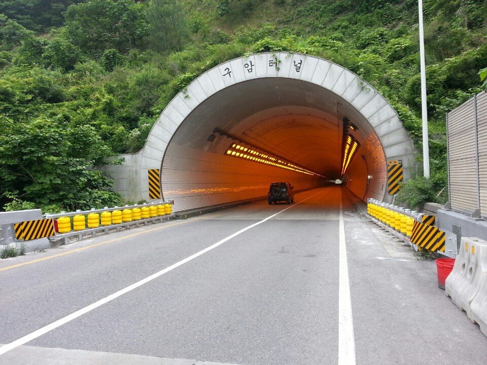 Từ vụ xe khách lao xuống vực ở Đà Nẵng, nhìn lại công nghệ hộ lan bánh xoay giúp giảm TNGT đường đèo dốc- Ảnh 4.