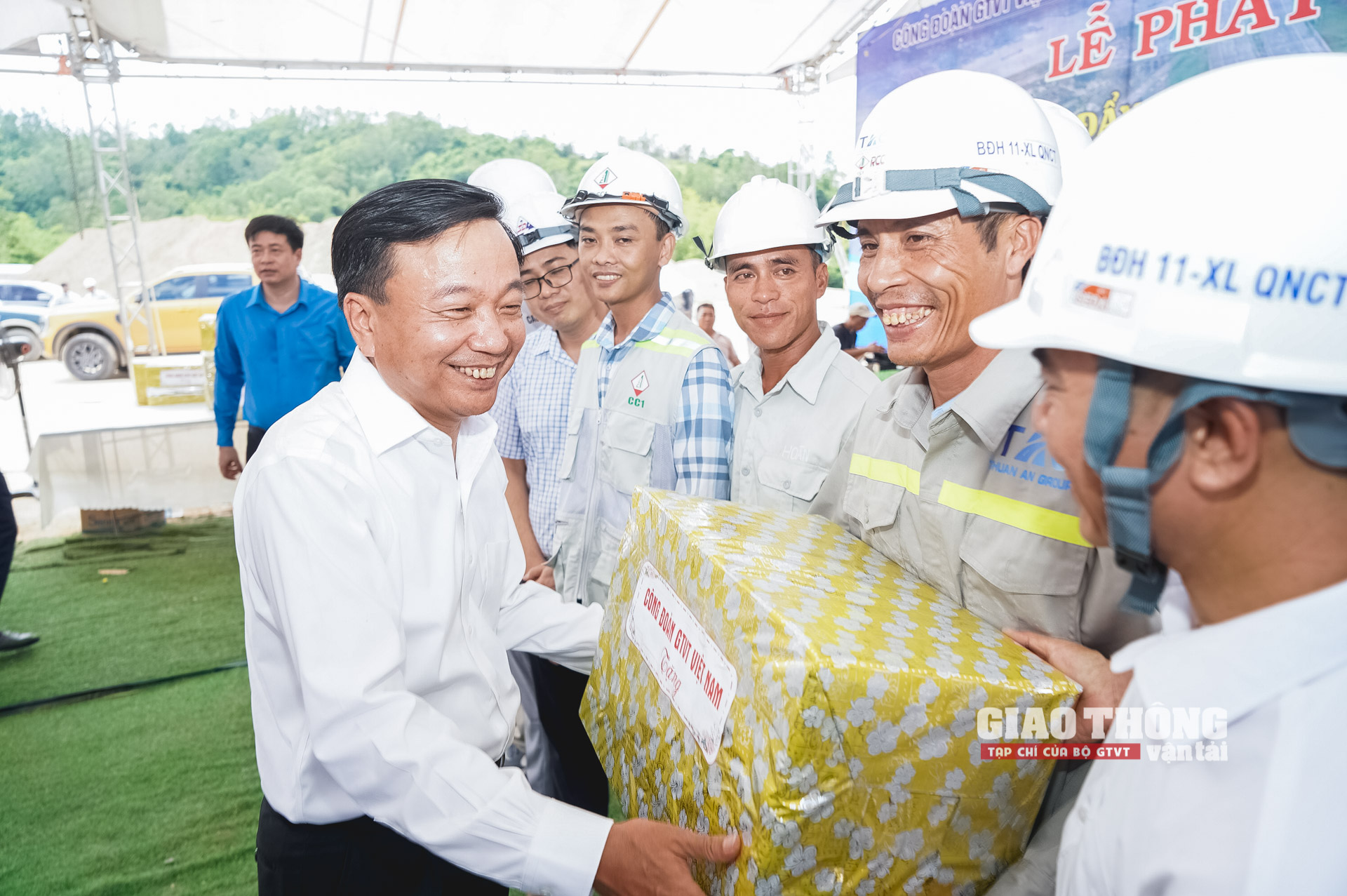 Bắt đầu thi đua 