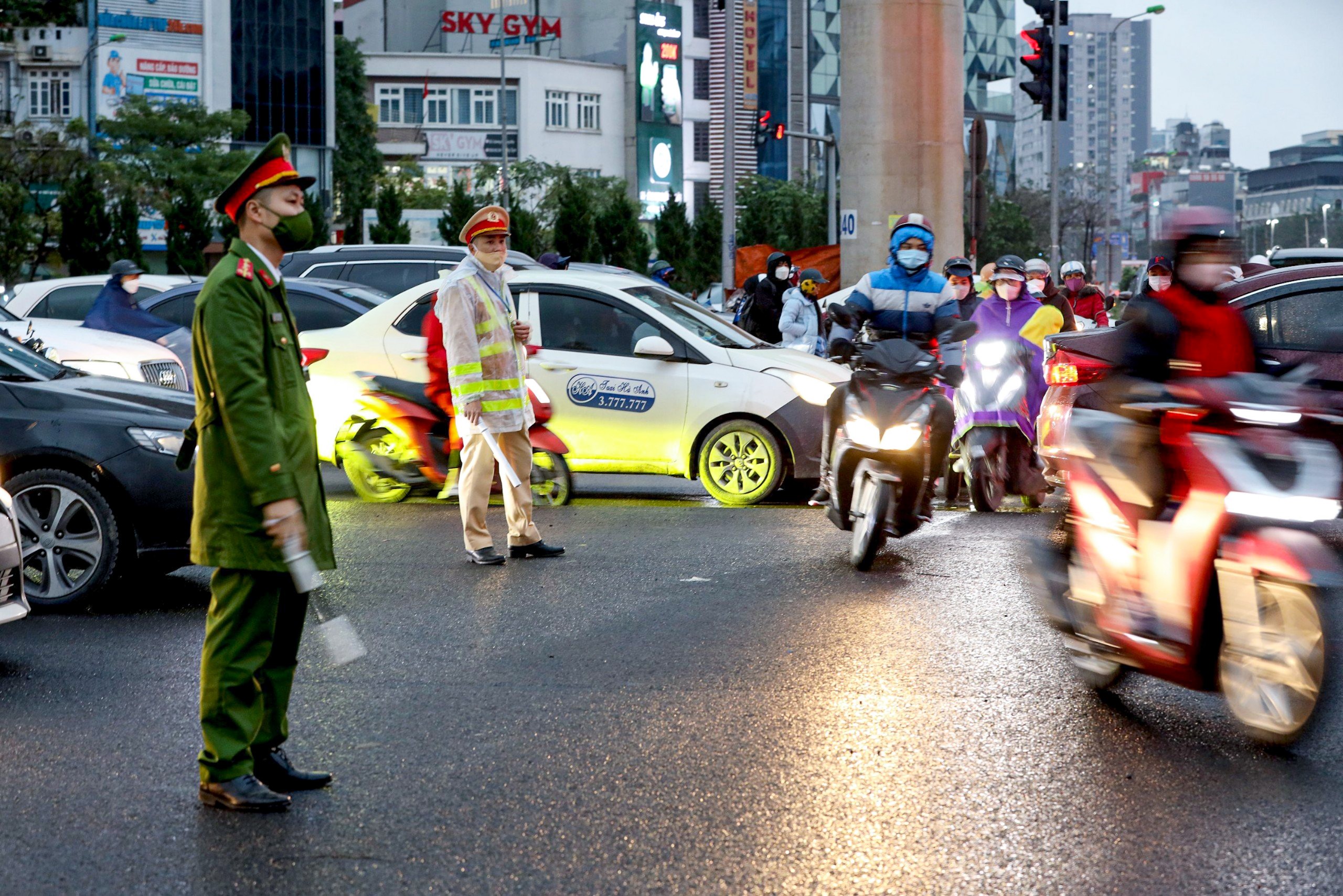 Cận cảnh CSGT bám đường tuần tra, phân luồng trong mưa rét thấu xương- Ảnh 13.