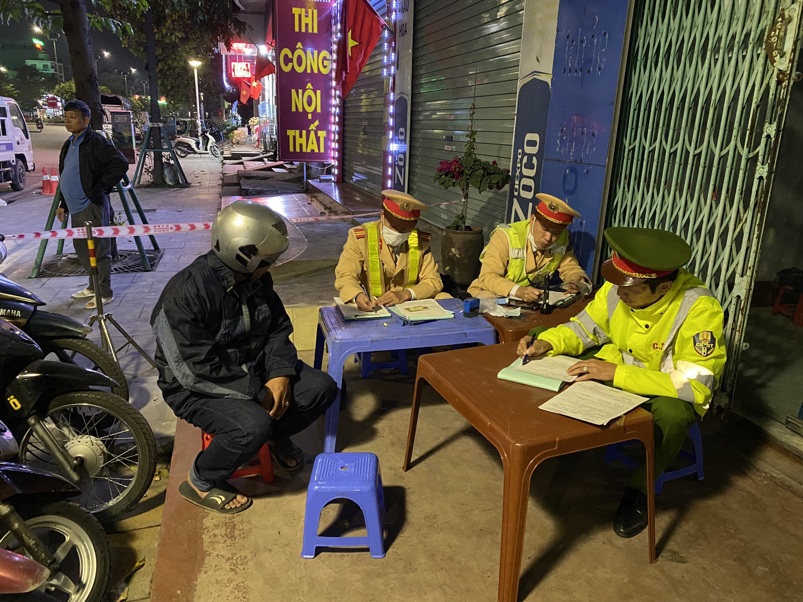 Cận cảnh CSGT bám đường tuần tra, phân luồng trong mưa rét thấu xương- Ảnh 7.