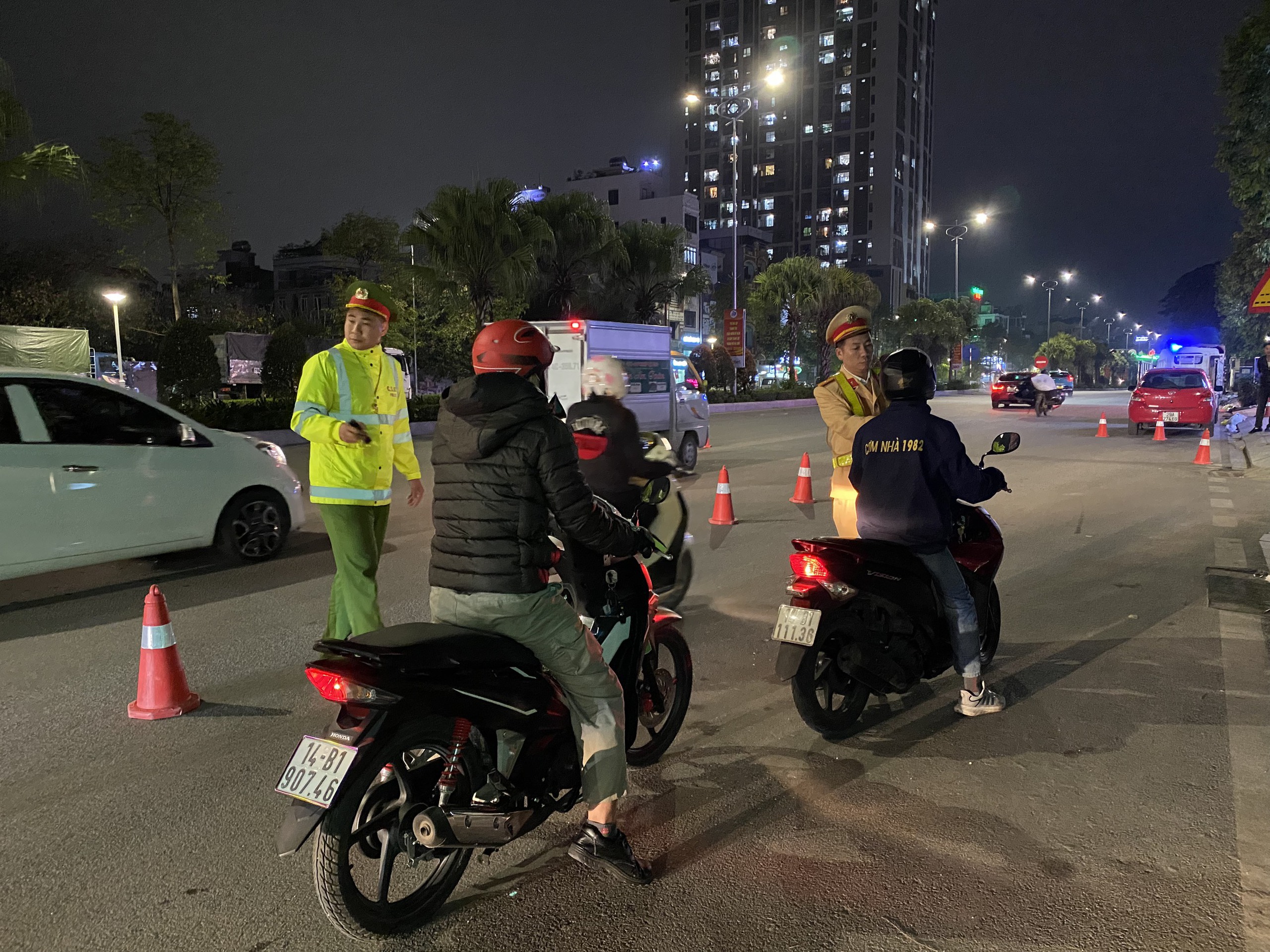 Cận cảnh CSGT bám đường tuần tra, phân luồng trong mưa rét thấu xương- Ảnh 8.