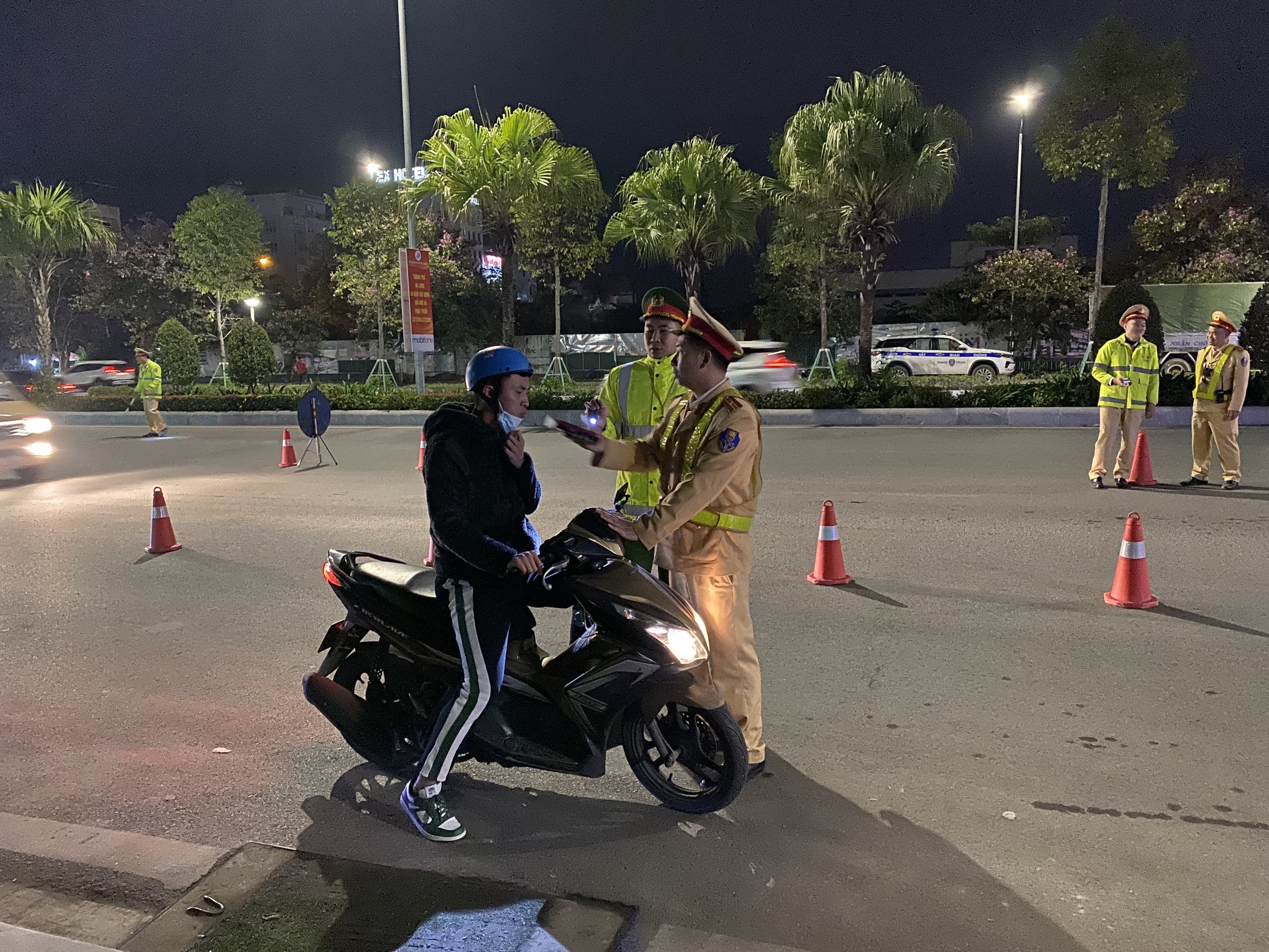 Cận cảnh CSGT bám đường tuần tra, phân luồng trong mưa rét thấu xương- Ảnh 9.