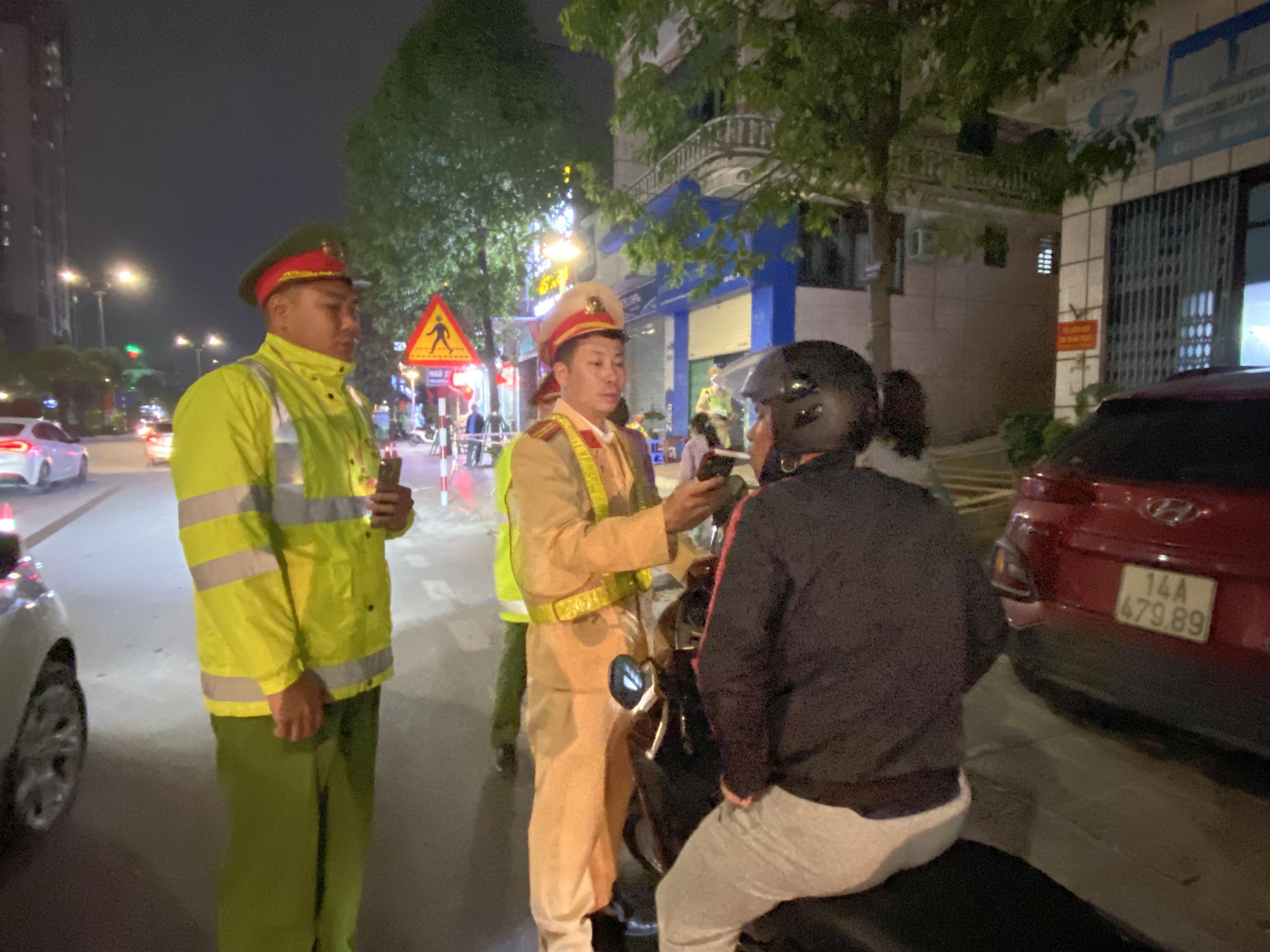 Cận cảnh CSGT bám đường tuần tra, phân luồng trong mưa rét thấu xương- Ảnh 10.