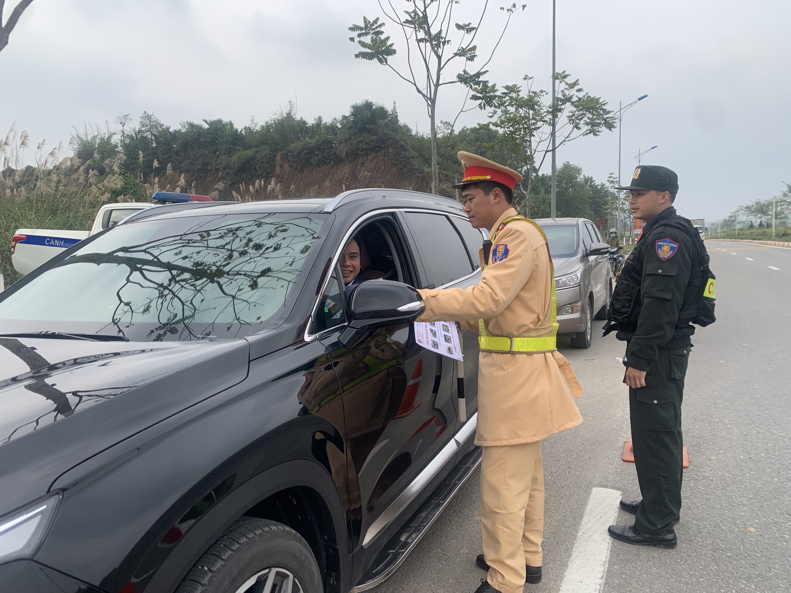 Cận cảnh CSGT bám đường tuần tra, phân luồng trong mưa rét thấu xương- Ảnh 14.