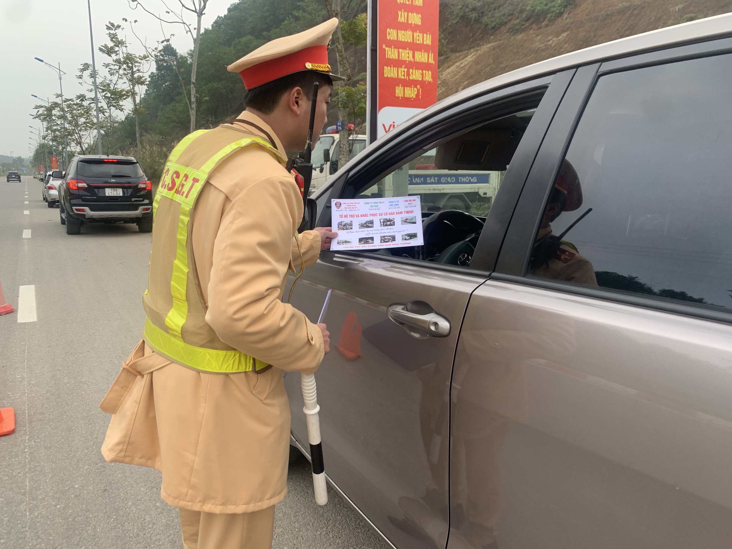 Cận cảnh CSGT bám đường tuần tra, phân luồng trong mưa rét thấu xương- Ảnh 15.