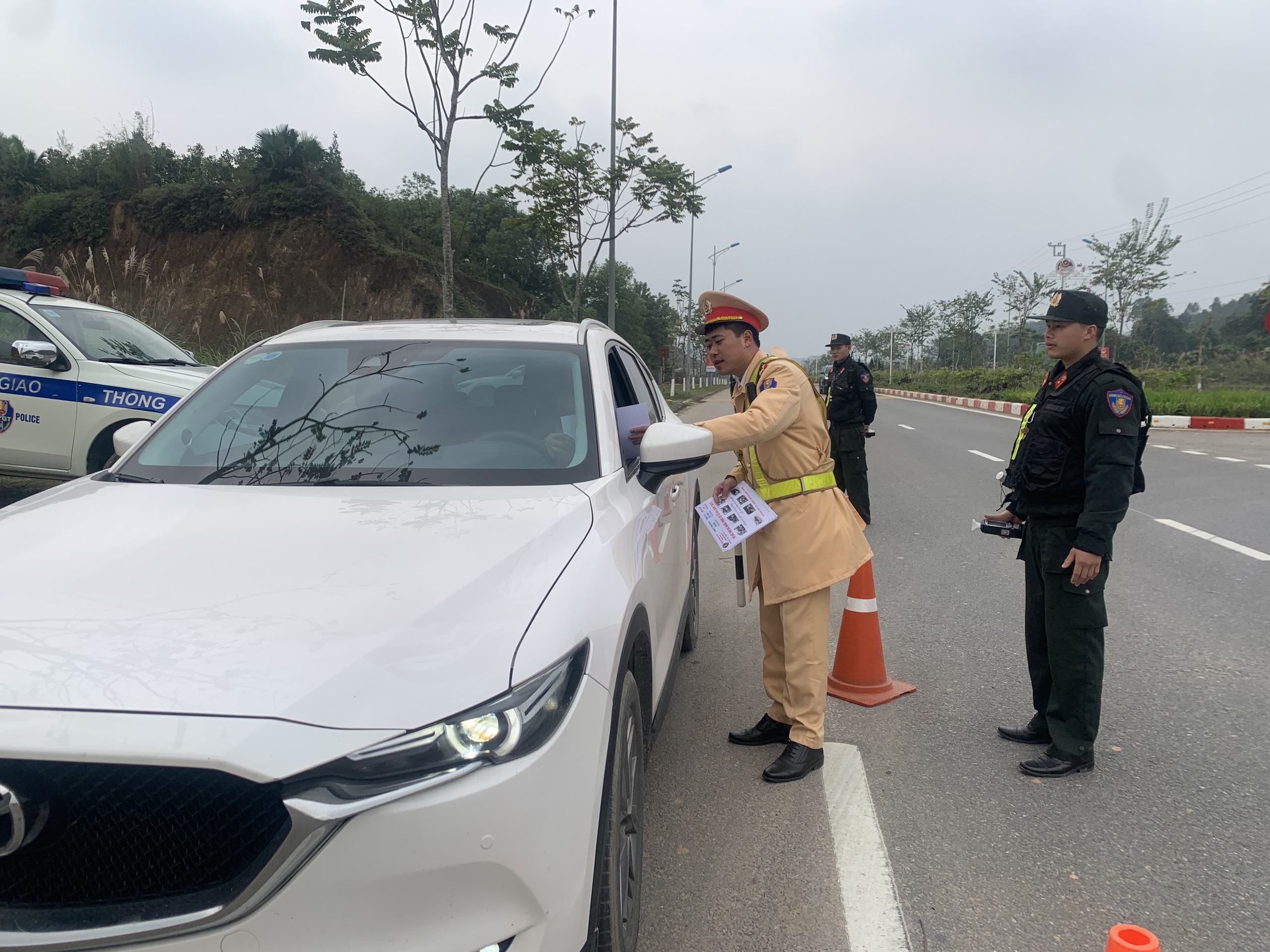 Cận cảnh CSGT bám đường tuần tra, phân luồng trong mưa rét thấu xương- Ảnh 16.