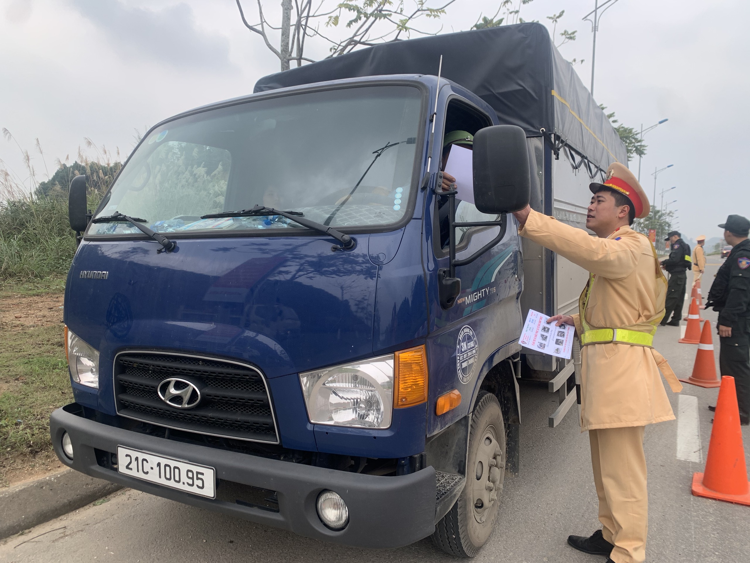 Cận cảnh CSGT bám đường tuần tra, phân luồng trong mưa rét thấu xương- Ảnh 17.