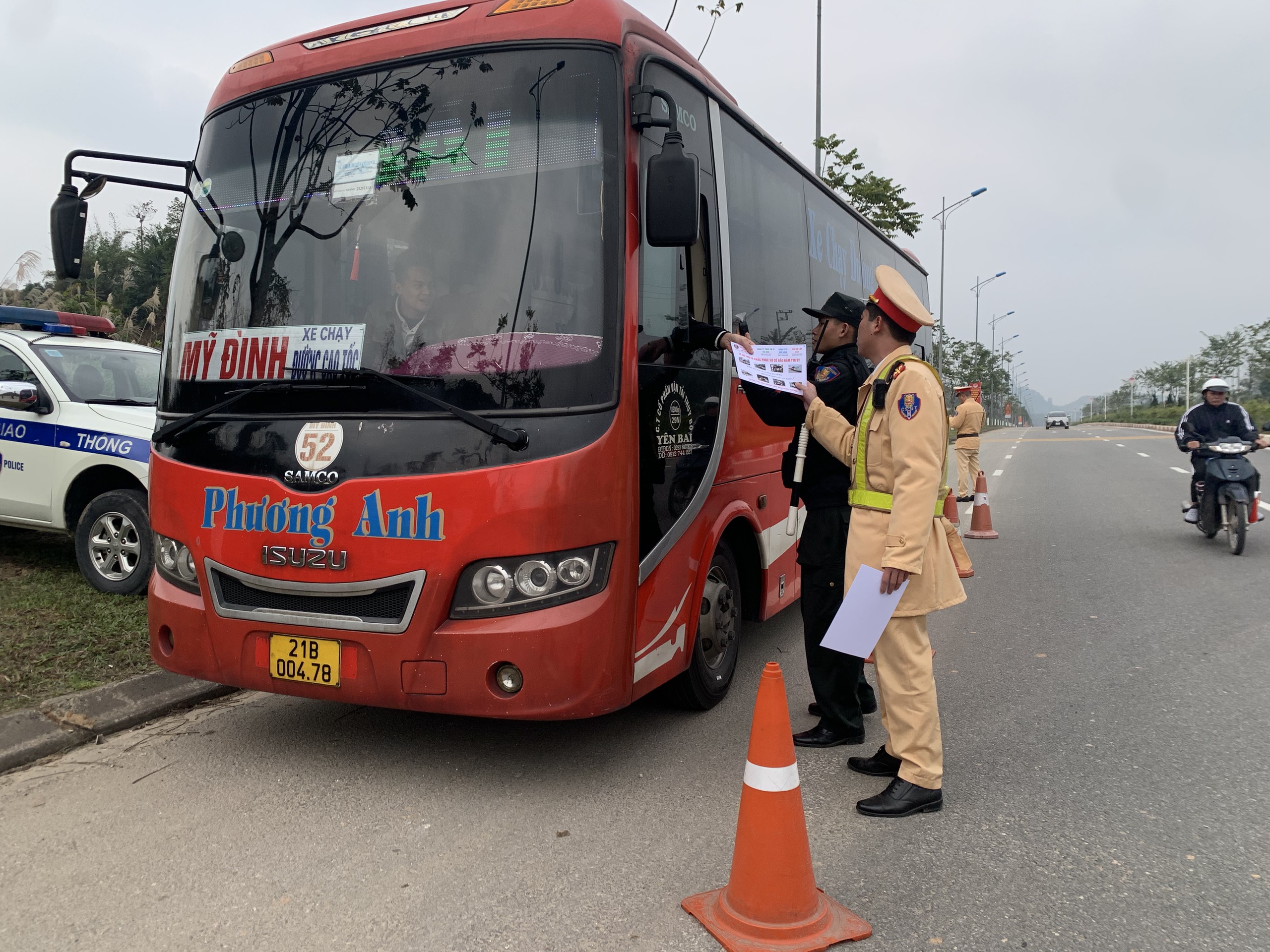 Cận cảnh CSGT bám đường tuần tra, phân luồng trong mưa rét thấu xương- Ảnh 18.