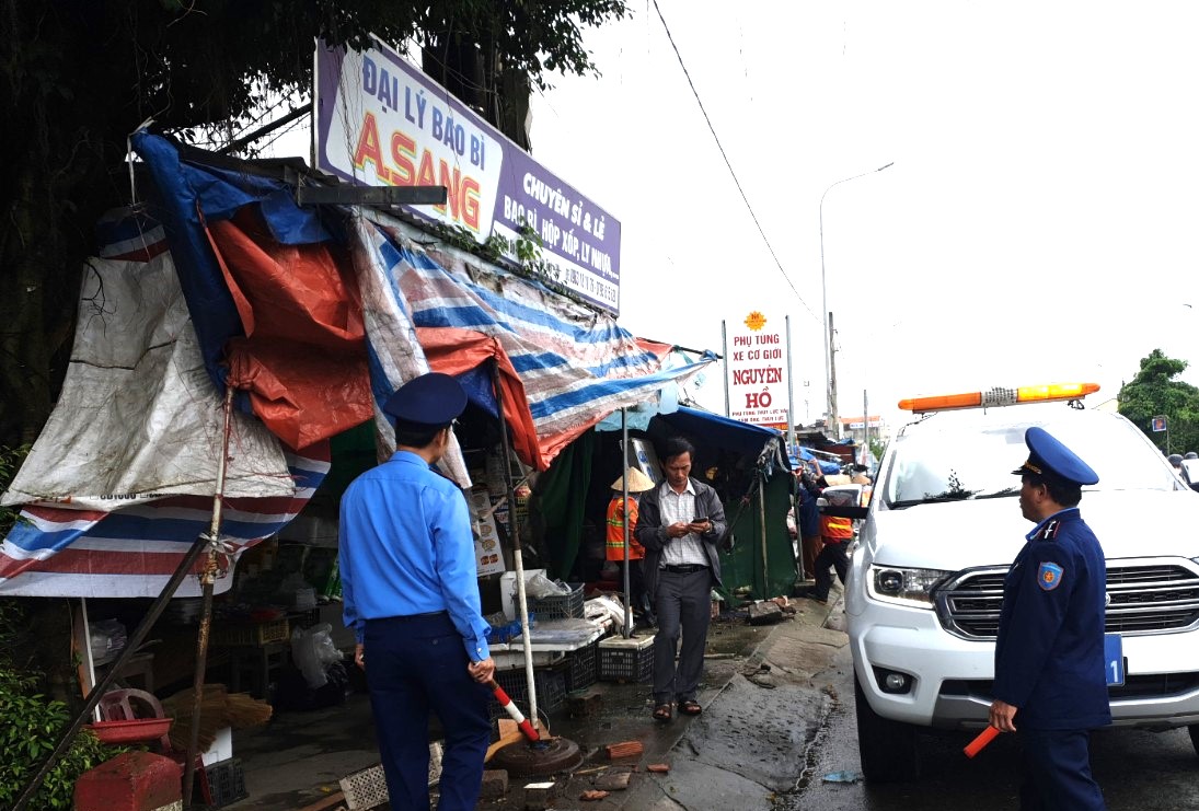 Giải tỏa hành lang an toàn đường bộ tuyến QL1 qua Quảng Ngãi- Ảnh 4.