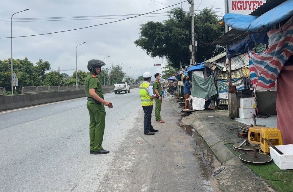 Giải tỏa hành lang an toàn đường bộ tuyến QL1 qua Quảng Ngãi- Ảnh 1.