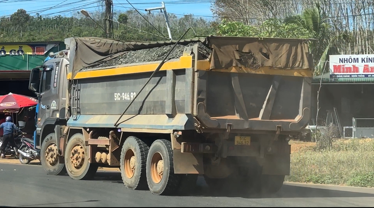 CSGT Đắk Nông vào cuộc xử lý xe ben chở đá có dấu hiệu quá tải sau phản ánh của Tạp chí GTVT- Ảnh 2.
