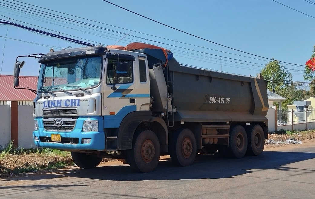 CSGT Đắk Nông vào cuộc xử lý xe ben chở đá có dấu hiệu quá tải sau phản ánh của Tạp chí GTVT- Ảnh 1.