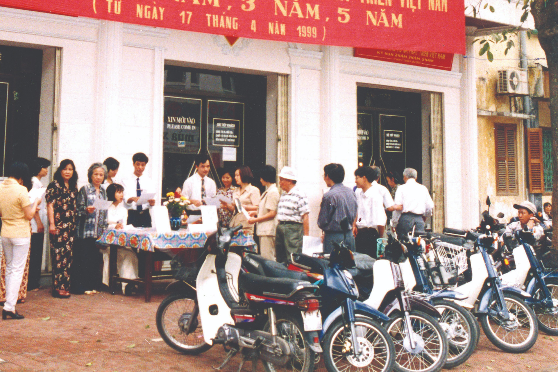 Mặt bằng giá bình quân của các dòng xe máy thương hiệu Nhật Bản giai đoạn nửa cuối thập niên 1990 rất cao đã mở ra cơ hội đầu cơ cho xe máy Trung Quốc.