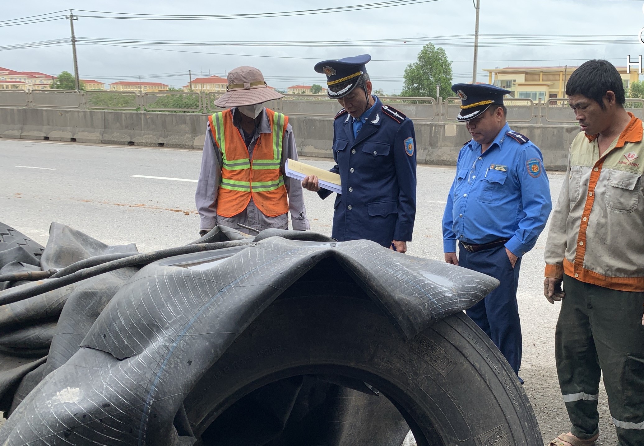 Tháo dỡ vật kiến trúc xâm phạm hành lang an toàn đường bộ tuyến QL1 qua Quảng Nam- Ảnh 1.