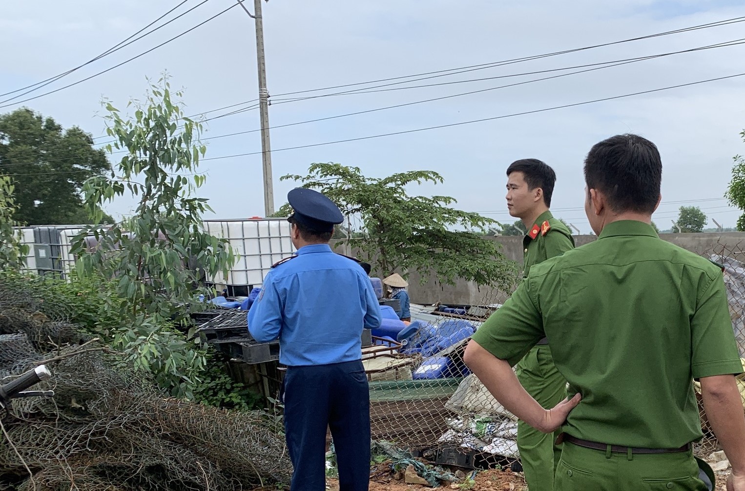 Tháo dỡ vật kiến trúc xâm phạm hành lang an toàn đường bộ tuyến QL1 qua Quảng Nam- Ảnh 2.