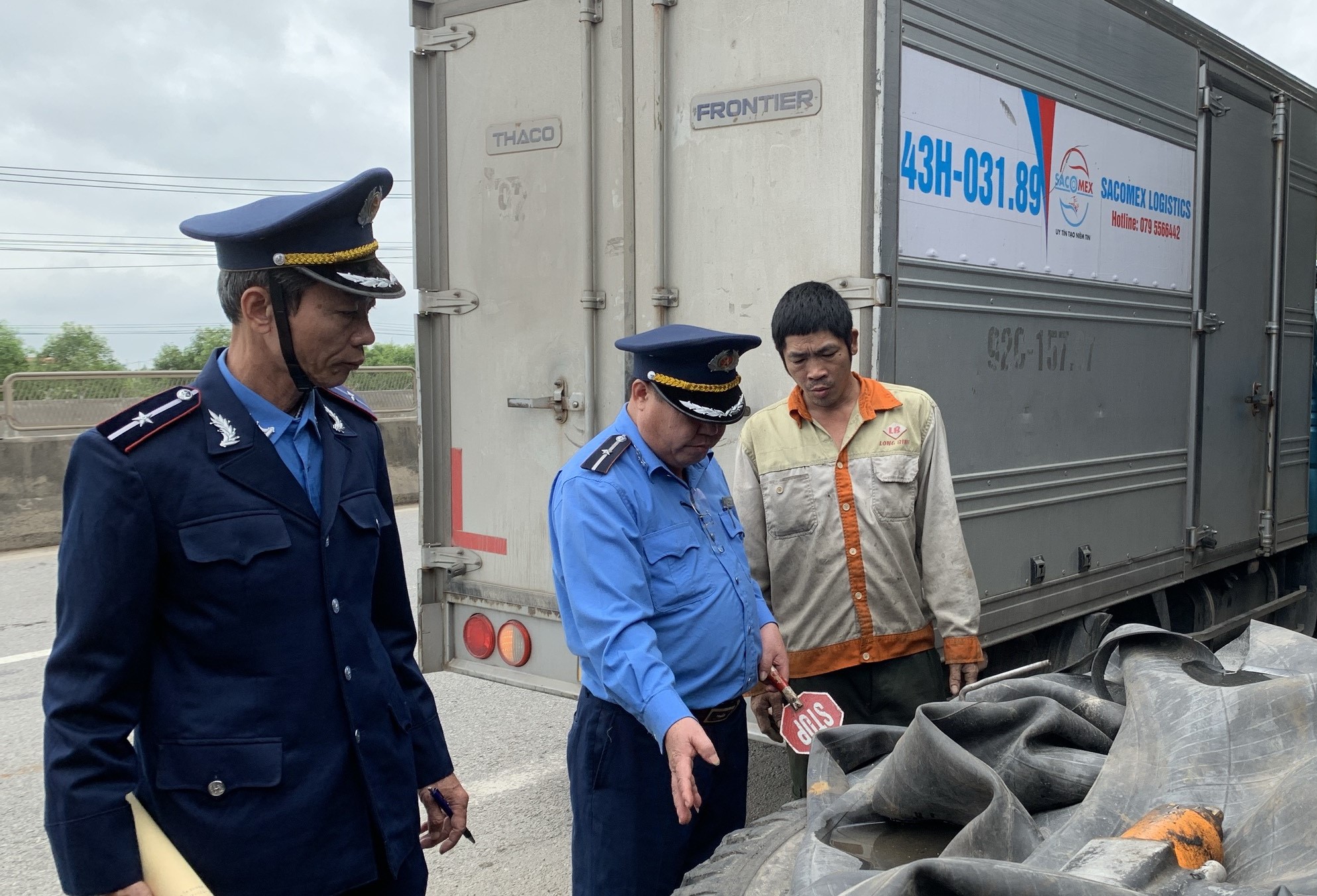 Tháo dỡ vật kiến trúc xâm phạm hành lang an toàn đường bộ tuyến QL1 qua Quảng Nam- Ảnh 4.