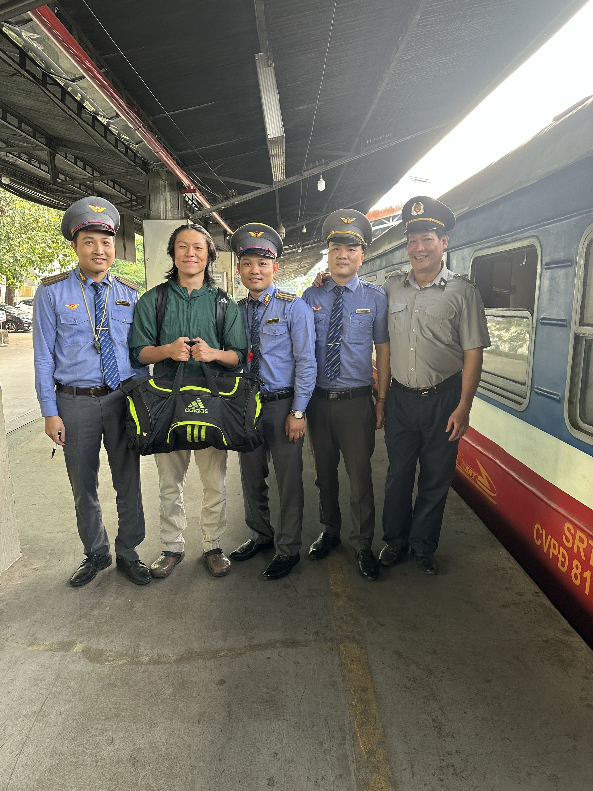 Trao trả nhiều tài sản có giá trị “khủng” cho hành khách để quên trên tàu SE21- Ảnh 1.