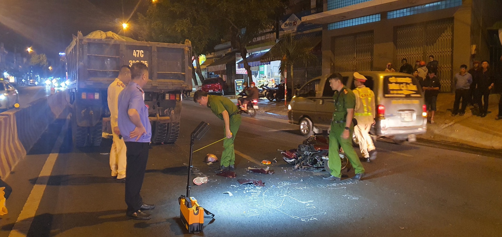 Video: Trượt ngã vào xe tải, người phụ nữ ở Đắk Lắk tử vong thương tâm- Ảnh 1.