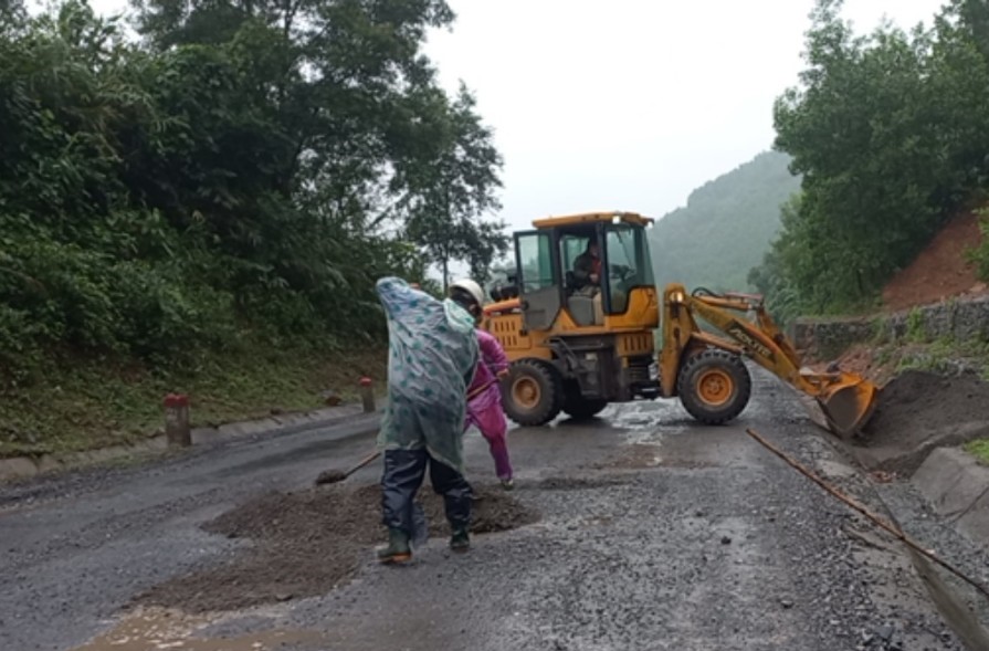 Cận cảnh khắc phục sình lún, hư hỏng nền, mặt đường Hồ Chí Minh nhánh Tây qua Quảng Trị- Ảnh 6.