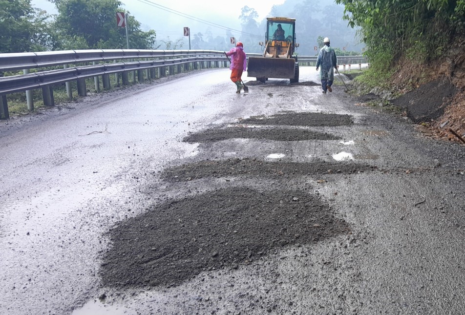 Cận cảnh khắc phục sình lún, hư hỏng nền, mặt đường Hồ Chí Minh nhánh Tây qua Quảng Trị- Ảnh 25.