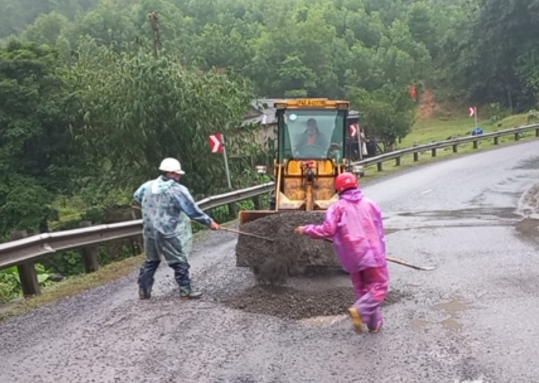 Cận cảnh khắc phục sình lún, hư hỏng nền, mặt đường Hồ Chí Minh nhánh Tây qua Quảng Trị- Ảnh 7.