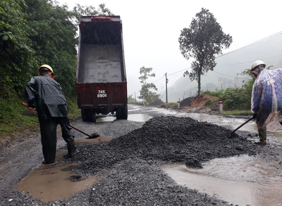 Cận cảnh khắc phục sình lún, hư hỏng nền, mặt đường Hồ Chí Minh nhánh Tây qua Quảng Trị- Ảnh 21.