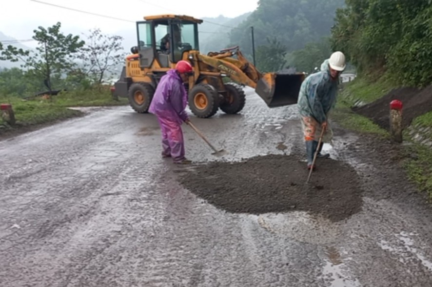 Cận cảnh khắc phục sình lún, hư hỏng nền, mặt đường Hồ Chí Minh nhánh Tây qua Quảng Trị- Ảnh 3.