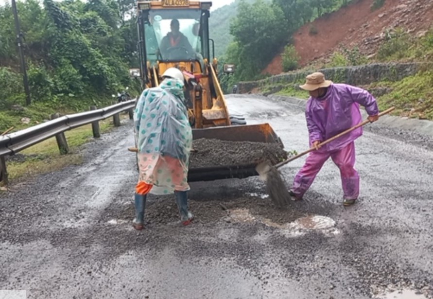 Cận cảnh khắc phục sình lún, hư hỏng nền, mặt đường Hồ Chí Minh nhánh Tây qua Quảng Trị- Ảnh 4.
