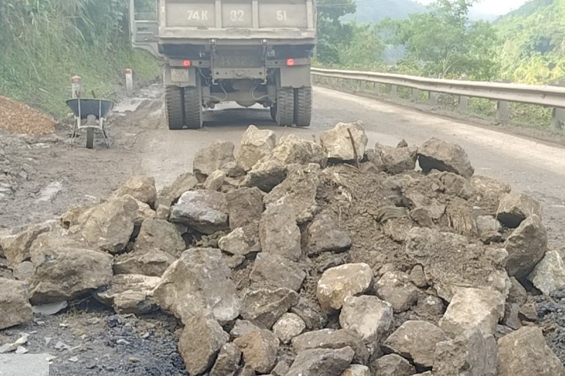 Cận cảnh khắc phục sình lún, hư hỏng nền, mặt đường Hồ Chí Minh nhánh Tây qua Quảng Trị- Ảnh 13.