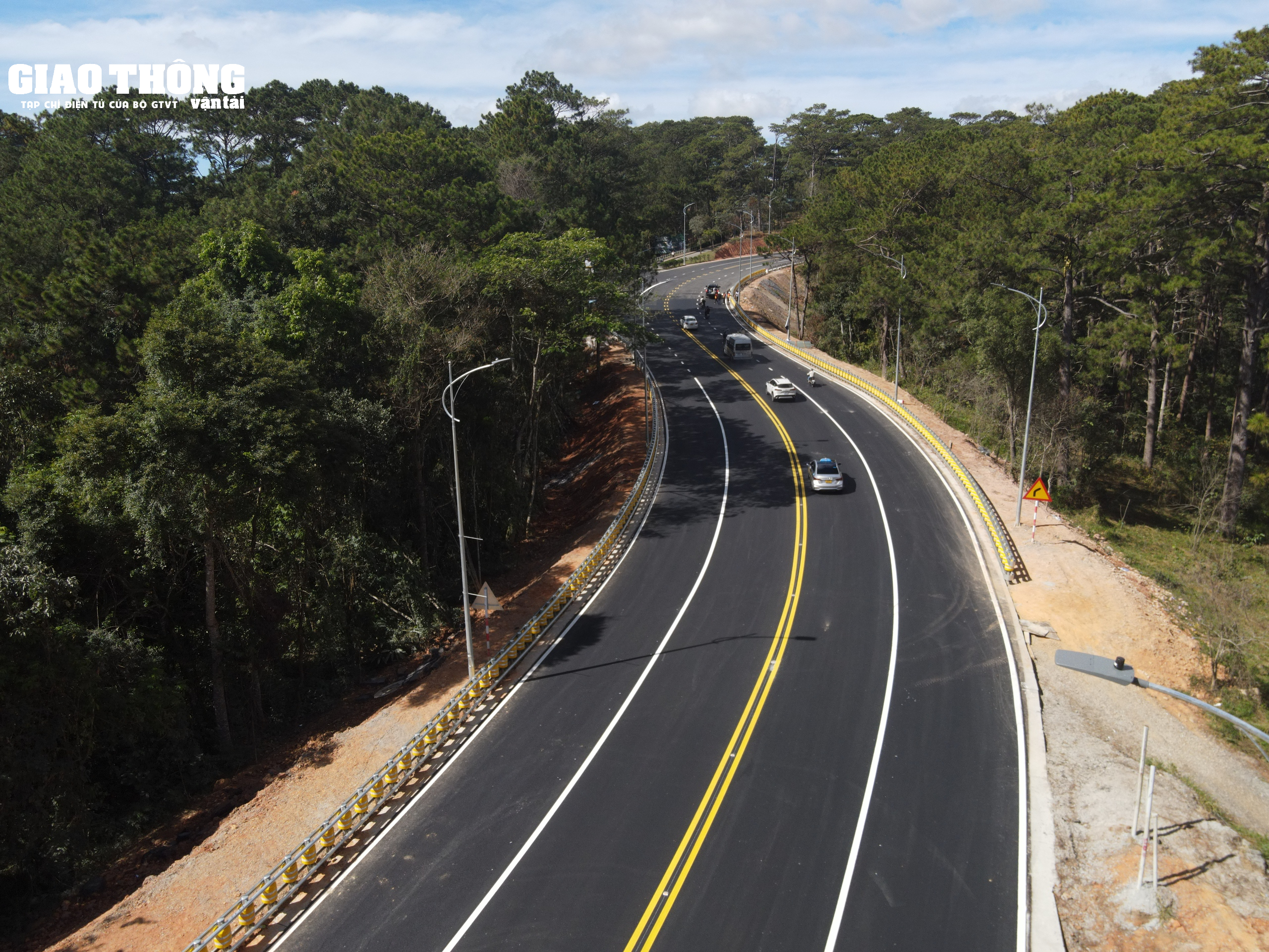 Đưa vào sử dụng hộ lan bánh xoay trên đèo Prenn - Đà Lạt- Ảnh 2.