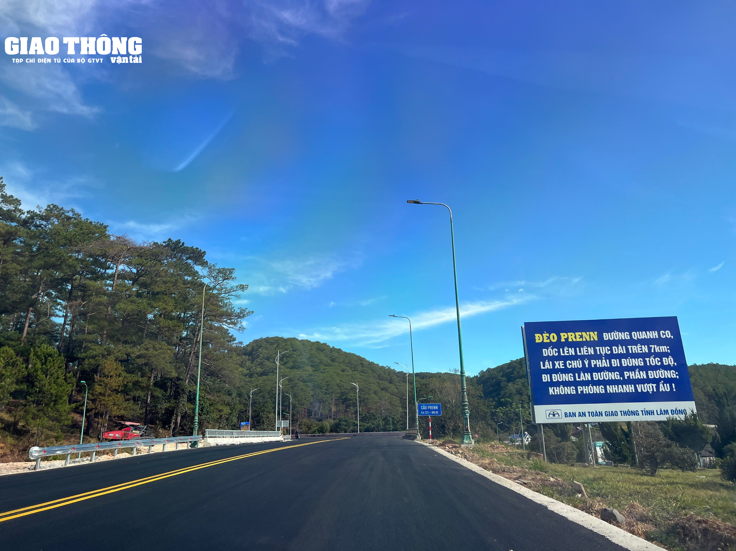 Đưa vào sử dụng hộ lan bánh xoay trên đèo Prenn - Đà Lạt- Ảnh 1.