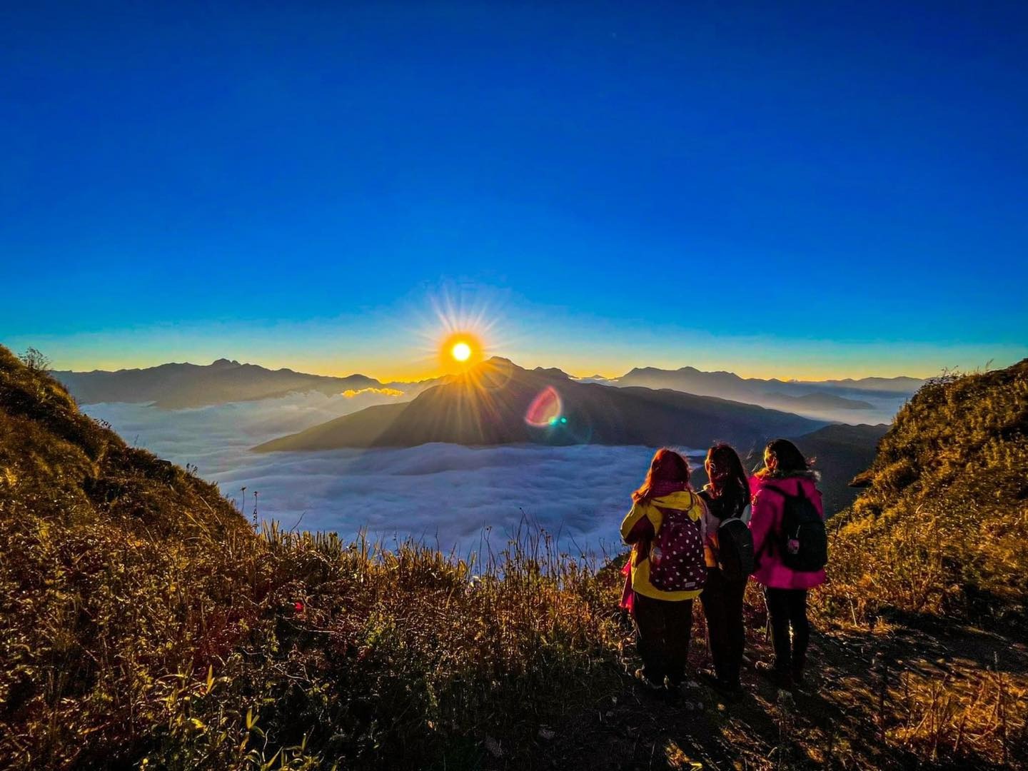 Săn mây trên núi Lảo Thẩn, Y Tý, Lào Cai - Ảnh: cungdi.net. Săn mây trên núi Lảo Thẩn, Y Tý, Lào Cai - Ảnh: cungdi.net.