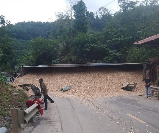 Xe đầu kéo mất lái lao vào nhà dân, lật chắn ngang đường Hồ Chí Minh- Ảnh 2.