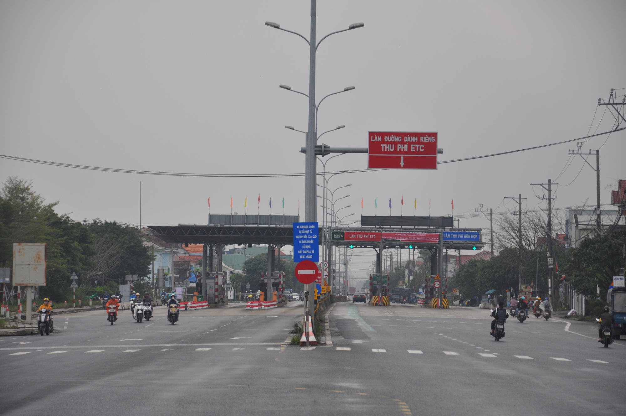 Bất chấp đường cấm, ôtô nối đuôi né trạm thu phí, bức tử đường dân sinh ở Quảng Nam- Ảnh 3.