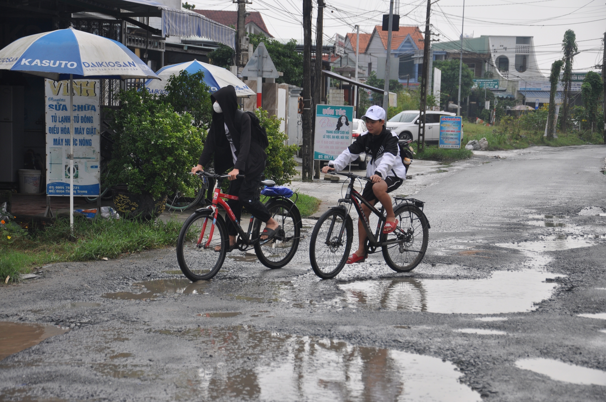 Bất chấp đường cấm, ôtô nối đuôi né trạm thu phí, bức tử đường dân sinh ở Quảng Nam- Ảnh 23.