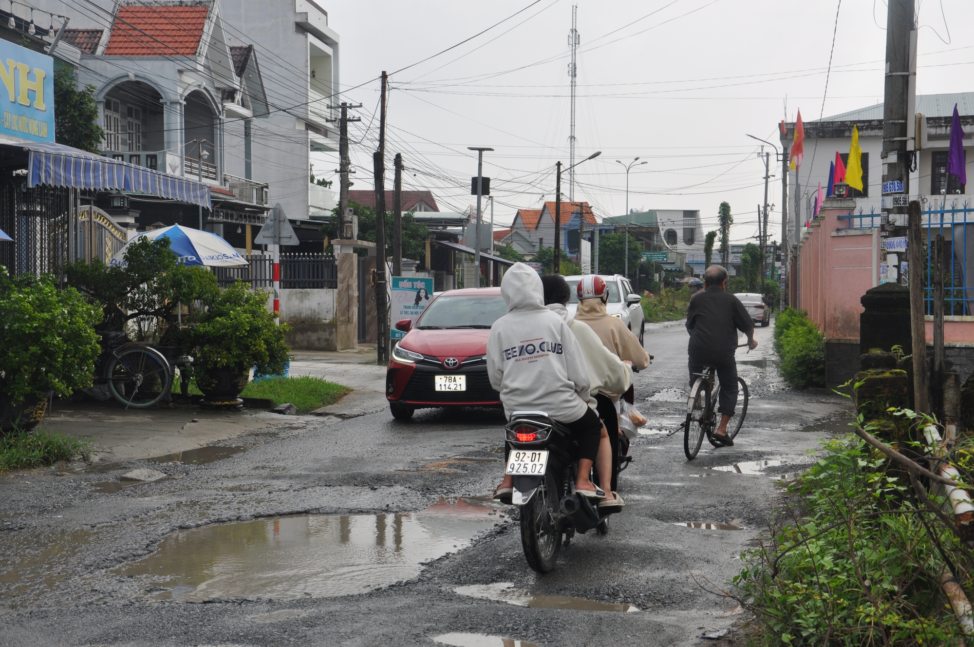 Bất chấp đường cấm, ôtô nối đuôi né trạm thu phí, bức tử đường dân sinh ở Quảng Nam- Ảnh 24.