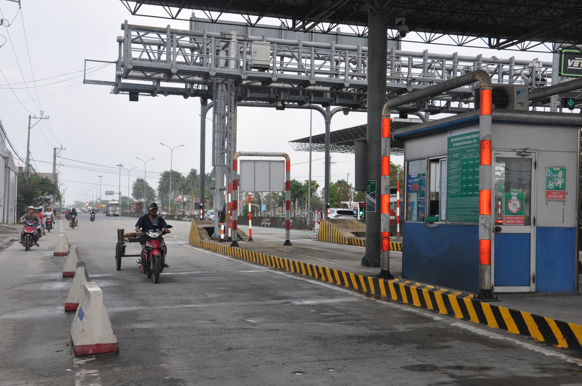 Bất chấp đường cấm, ôtô nối đuôi né trạm thu phí, bức tử đường dân sinh ở Quảng Nam- Ảnh 5.