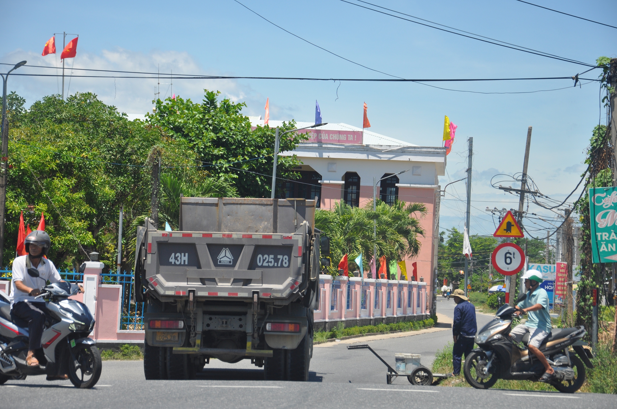 Bất chấp đường cấm, ôtô nối đuôi né trạm thu phí, bức tử đường dân sinh ở Quảng Nam- Ảnh 8.