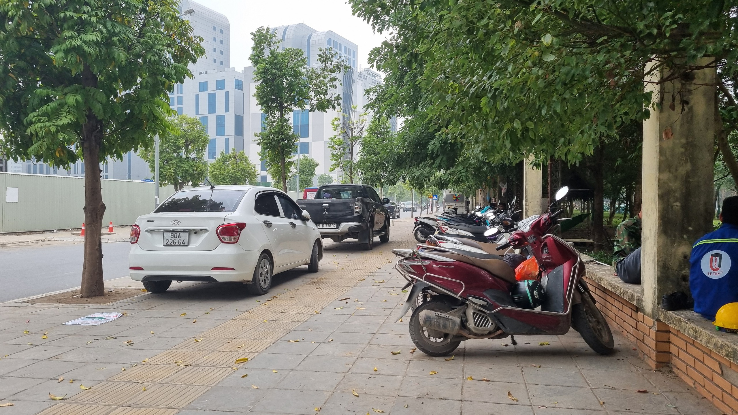 Hà Nội: Ô tô chiếm trọn vỉa hè công viên Cầu Giấy- Ảnh 7.