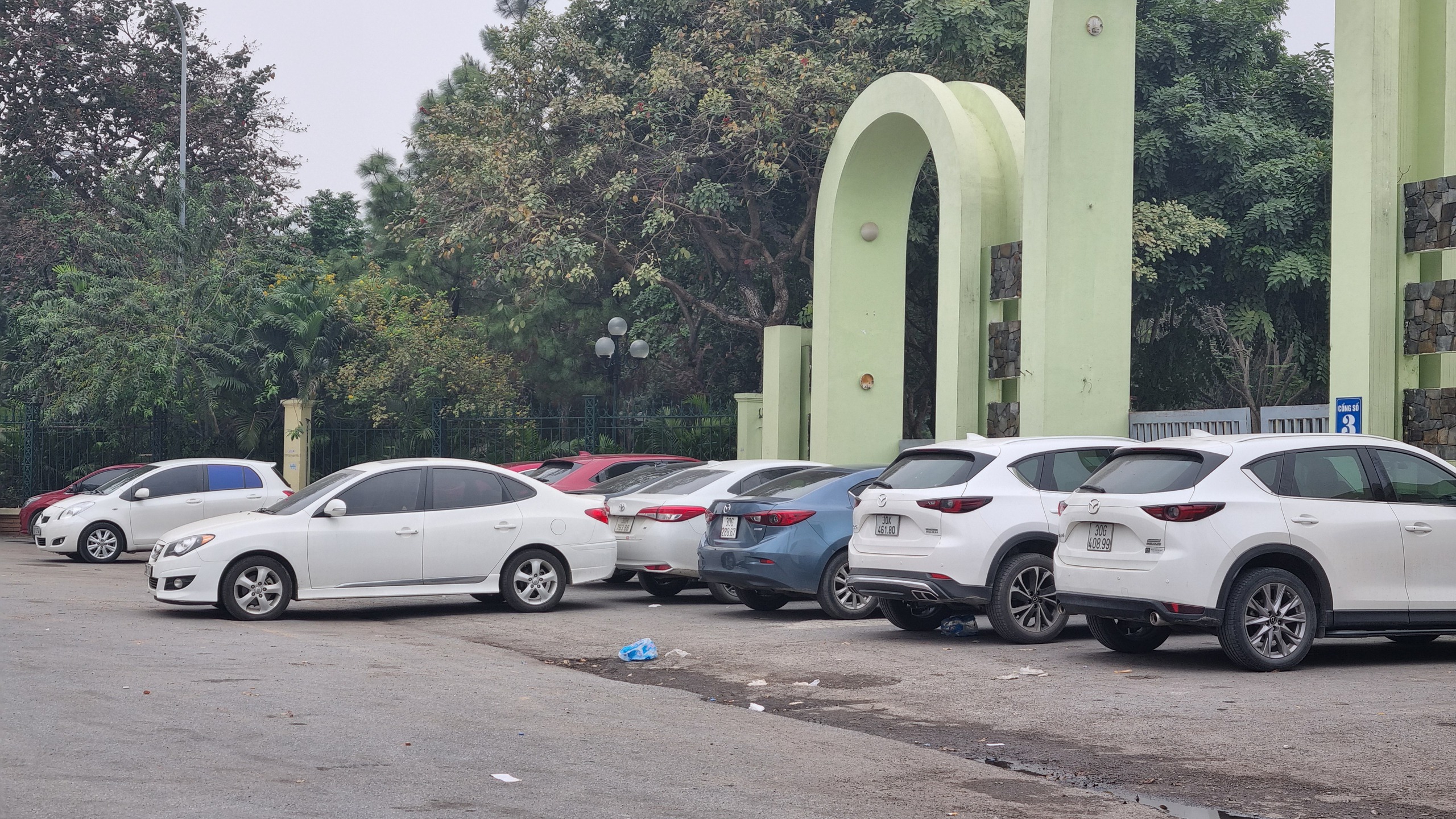 Hà Nội: Ô tô chiếm trọn vỉa hè công viên Cầu Giấy- Ảnh 1.